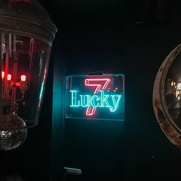 lucky 7 neon bar sign