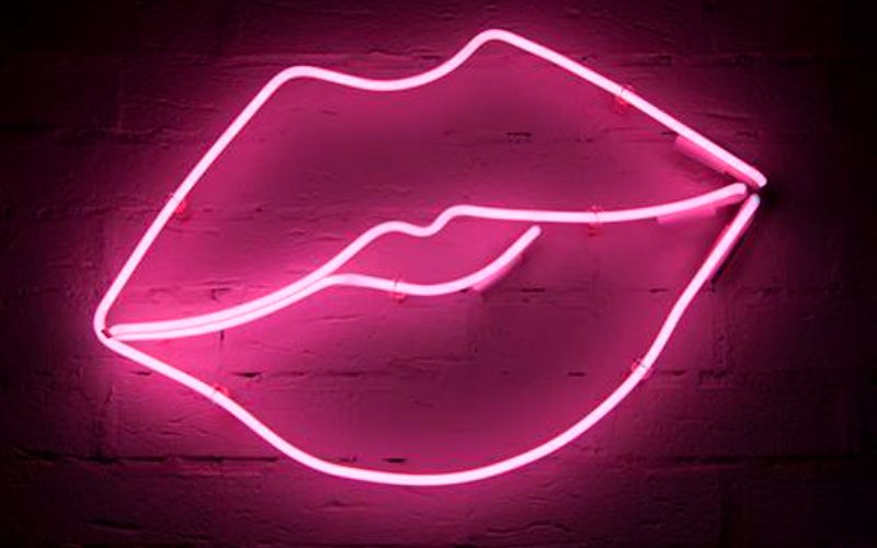 real-neon-signs-pink-lips-min
