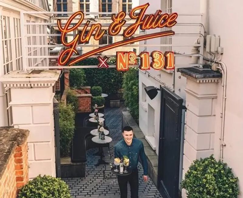 neon-sign-outside-gin-and-juice-min