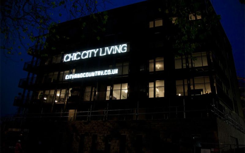 neon-sign-outside-chic-city-living-sign-min