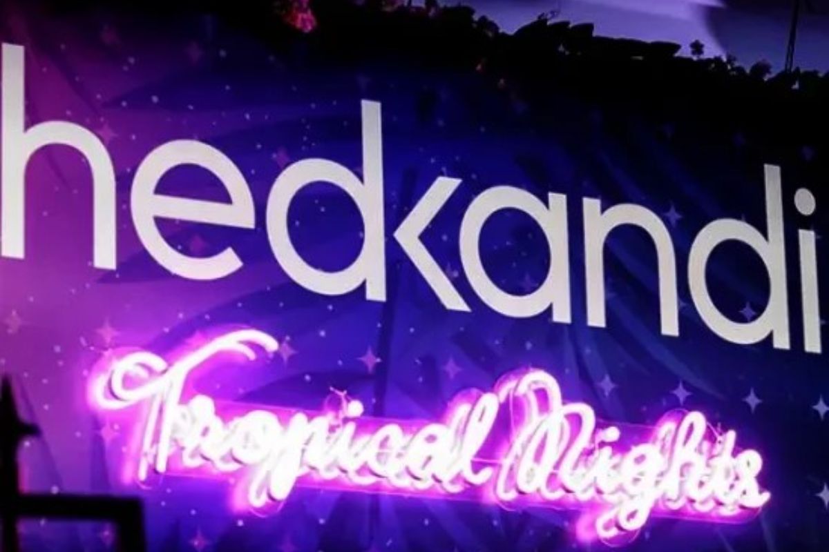 outdoor-neon-signs-Tropical-Nights-LED-Neon-Sign-min