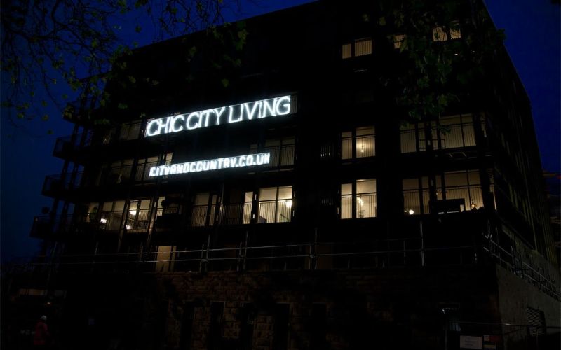 outdoor-neon-signs-chic-city-min