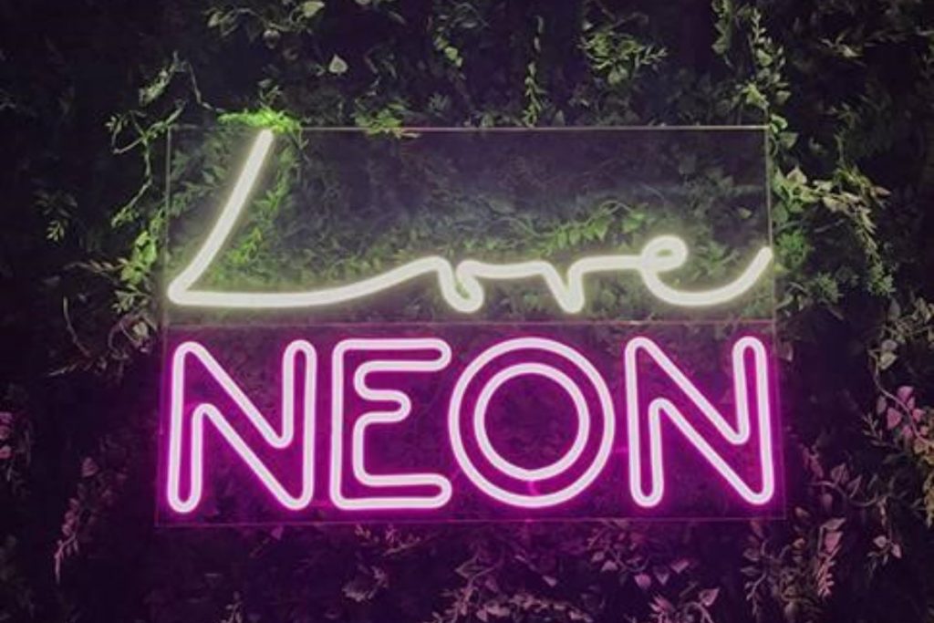 outdoor-neon-signs-love-min